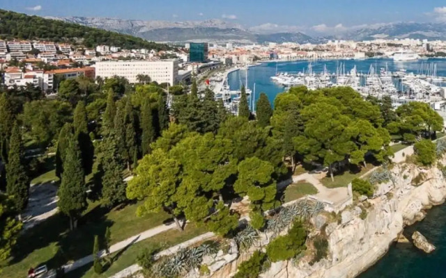 Cool Attic apt w Gallery, in the Heart of Split