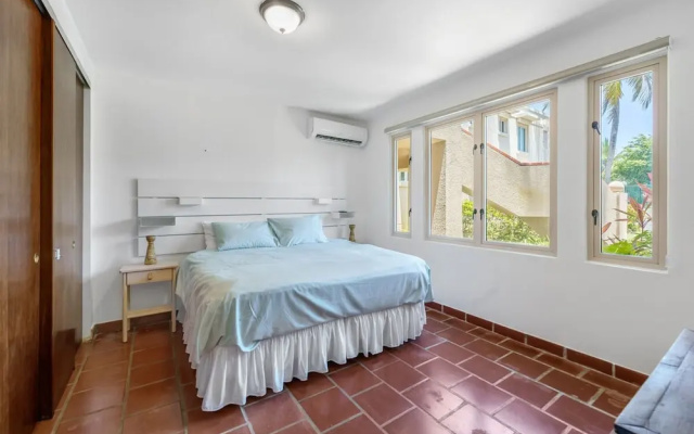 Quaint Villa Beach Access Elina
