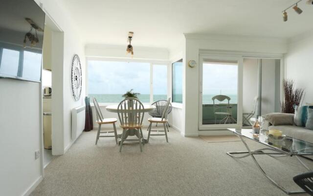 Tides - Beach Front Apartment in Bracklesham Bay