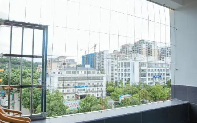 Qiongzhong Santaiyuanlong Business Hotel