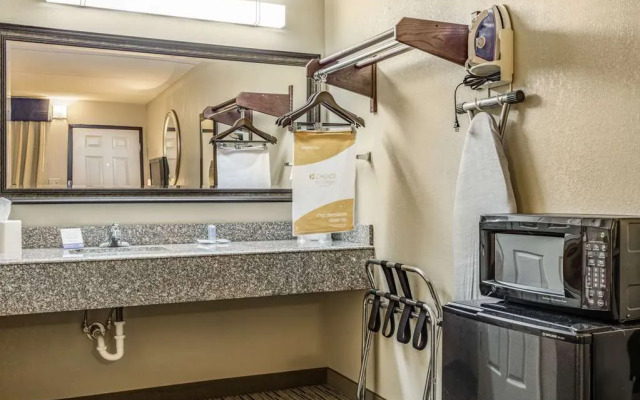 Rodeway Inn & Suites