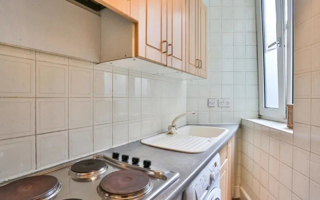 Sloane Avenue Apartment