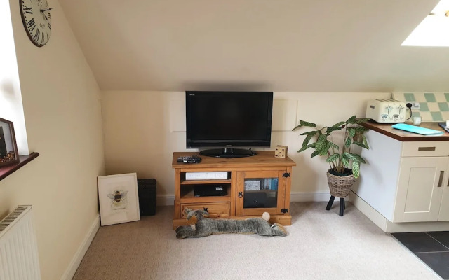Cosy Village Apartment in Nottingham With Parking