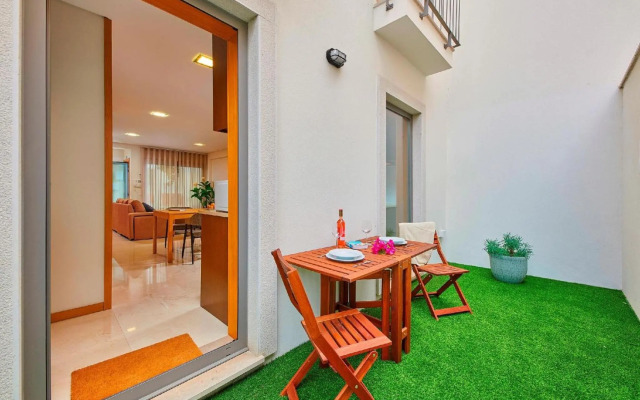 Beautiful Town Centre Apartment with Shared Pool