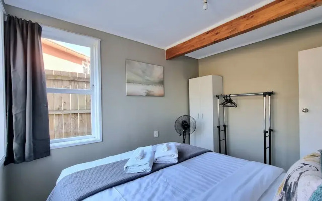 Lovely 2- Bedroom Unit with Free Parking