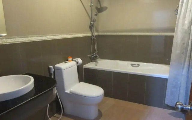 Ladtana Phetarmonchai Hotel
