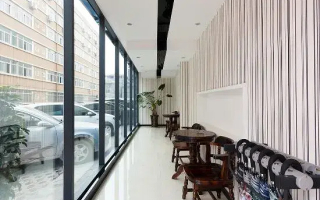 Red Ant Theme Hotel (Xinxianghe Normal University Wanda Branch)
