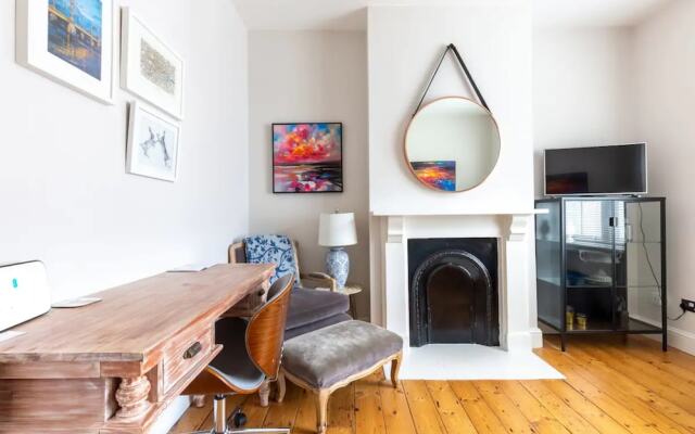 Stylish 1 Bedroom Apartment in Nine Elms With Garden
