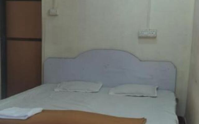 Nitish home stay ac room