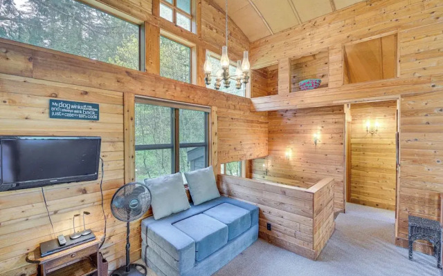 Riverfront Skykomish Cabin w/ Private Hot Tub!