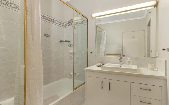 The Moorings Yorkeys Knob – Bathroom – Cairns