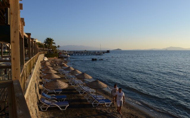 Ado Beach Hotel