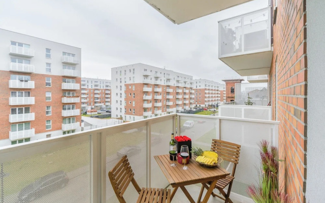 Lumina modern studio with balcony