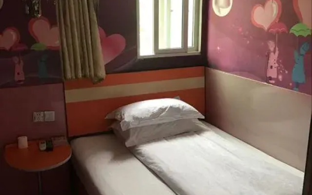 Xingzhong Hotel (Shanghai Xingzhong Road Subway Station)