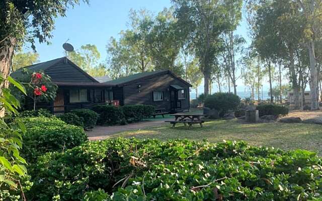 חוף גולן על שפת הכינרת אוהלים ממוזגים ובקתות עץ