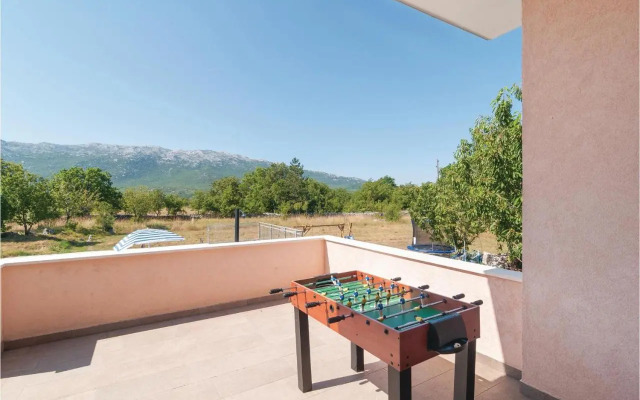Five-Bedroom Holiday home Dugopolje with a Fireplace 03