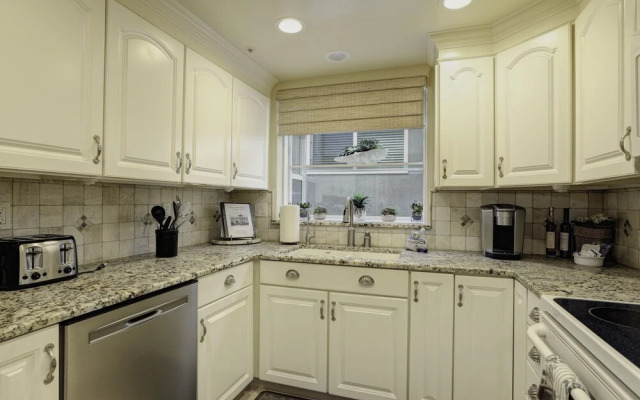 150 Ocean View 2 Bedroom Condo by Redawning