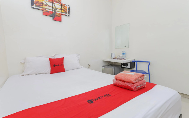 RedDoorz Plus @ K23 Rungkut Madya