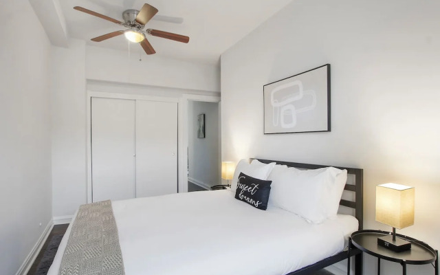 Sleek 2BR - Hyde Park 405