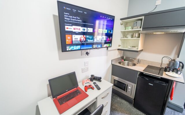 Spacious Studio Near City Centre!