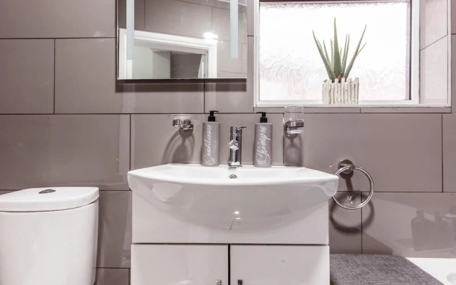 North Central London House/ Sleeps8/garden/wifi