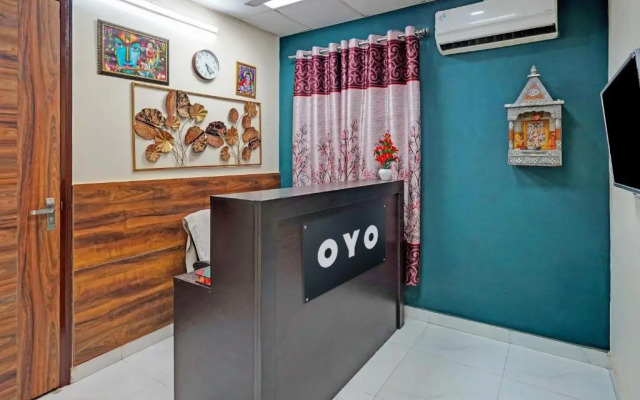 OYO 85695 Royal Hotel