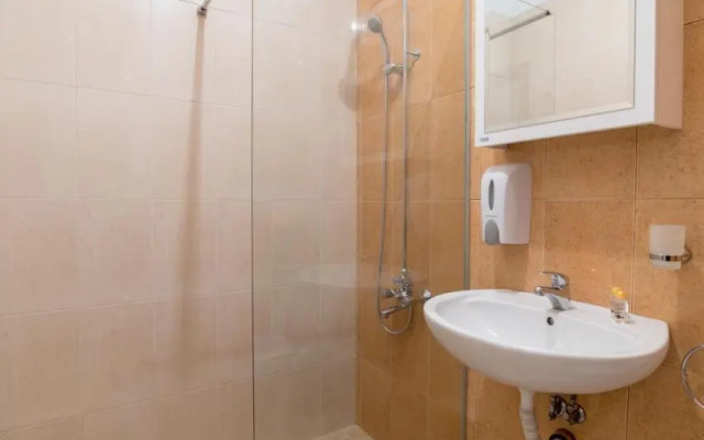 Comfort.Chic.Charming Apt with Terrace near NDK