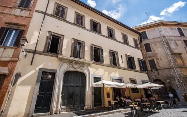 Wonderful Apartment With Balcony In Piazza Margana