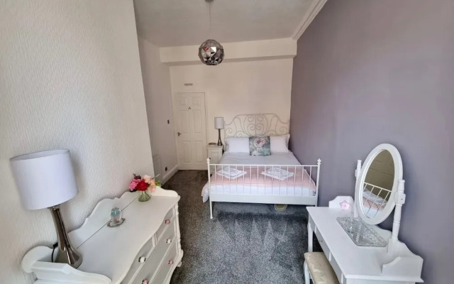 Rose Apartment 2-bed Town Centre Apartment in Ayr