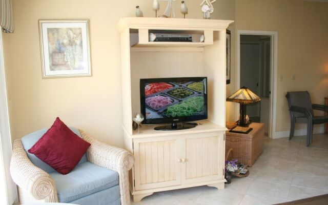 Barrington Court 210 by RedAwning