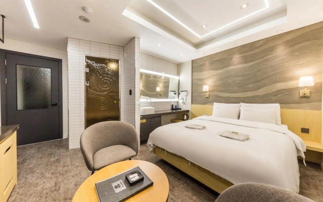 LaNuit Hotel
