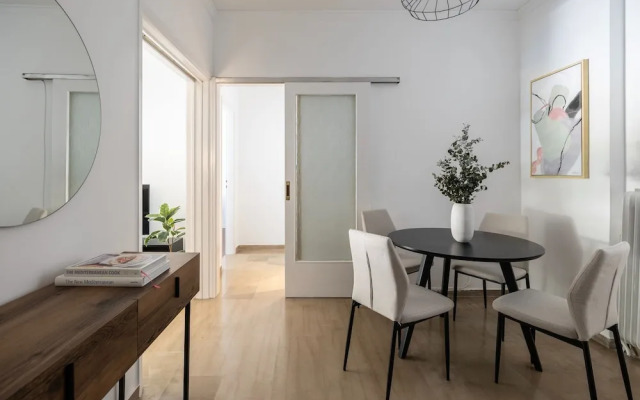 Stylish 1BR Retreat Near Alimos Beach Tram