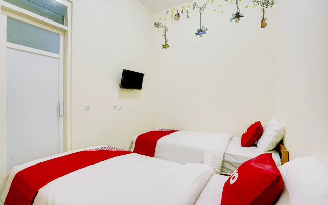 OYO 90173 Innapp Tenggilis Family Residence