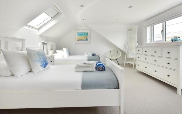 Bryn Rhosyn, 10 Cae Du