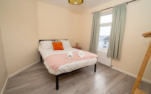 Family & Group Stay 5-bed Home, Parking