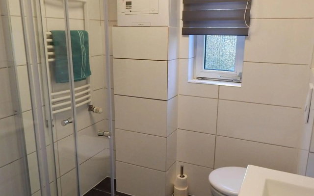 Wunderschoenes-freihstehendes-Ferienhaus-an-der-See-Sauna-Strand-Yachthafen-WLAN