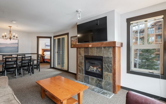 SPACIOUS 2-Br 2-Ba | Ski In/Out | Pool & Hot Tubs | in Heart of PANORAMA RESORT