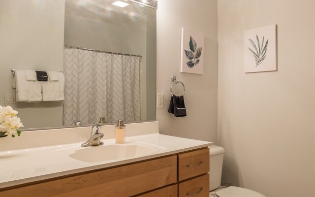 Spacious Townhome w Parking by Frontdesk