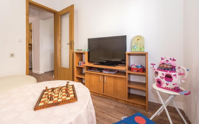 Amazing Home in Brodarica With Wifi and 6 Bedrooms