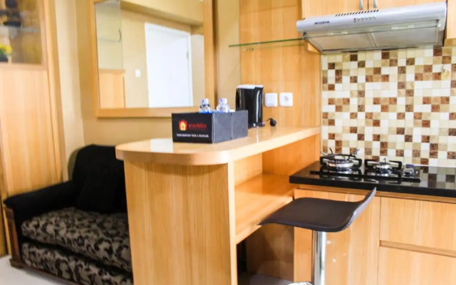 Comfortable and Fully Furnished 1BR Green Pramuka Apartment