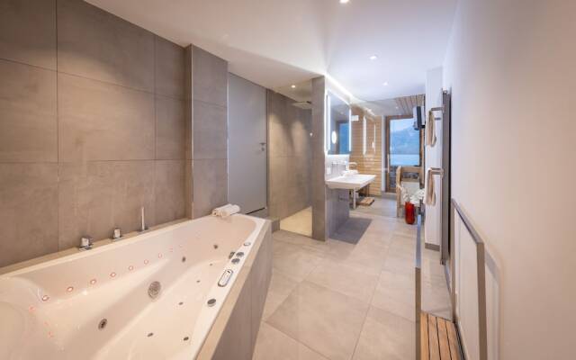 Lakefront Suite 148 by we rent