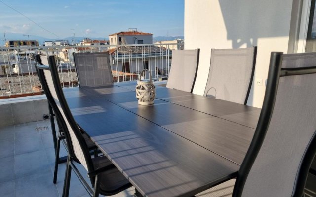 Larisa Hospitality I Roof Top apartment with Free Parking