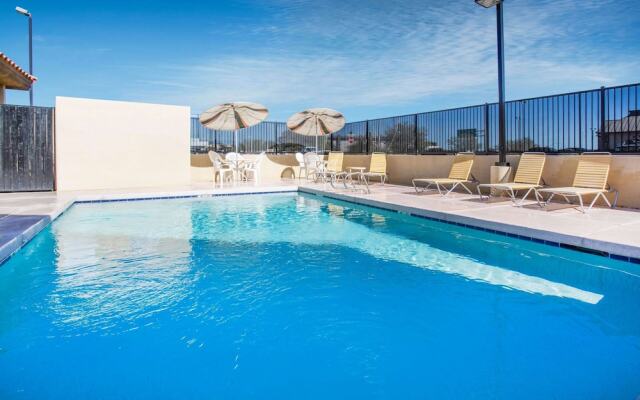 Days Inn By Wyndham Phoenix North