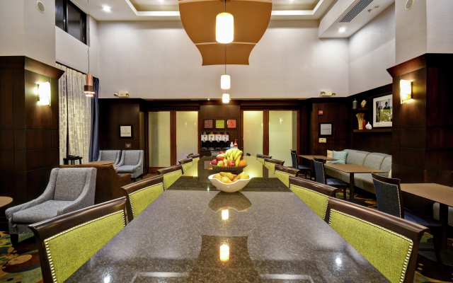 Hampton Inn & Suites Detroit-Canton