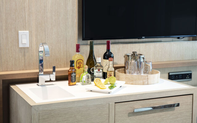 H2O Suites - Adults Only