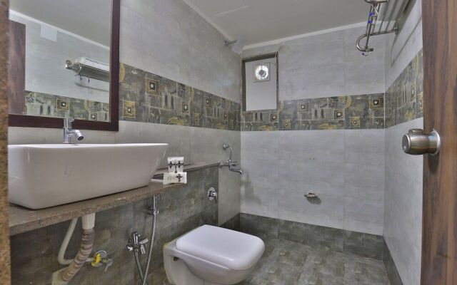 OYO 27930 Hotel Dev Palace