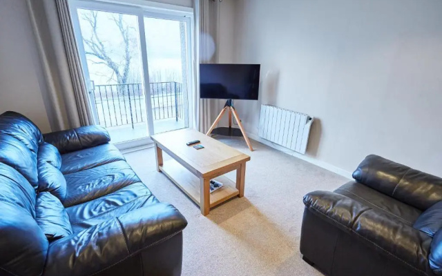 Etive, Beautiful Lochside Apartment with balcony