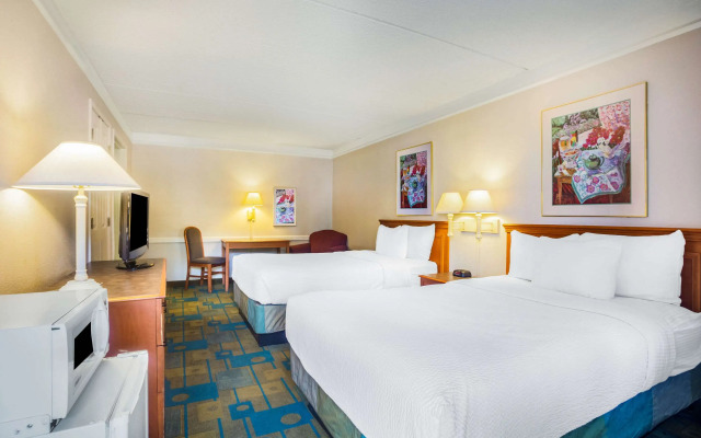 Super 8 by Wyndham Eagle Pass