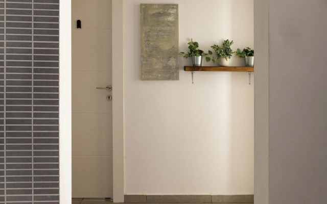 New Stylish 2-BR Apartment with Private Balcony