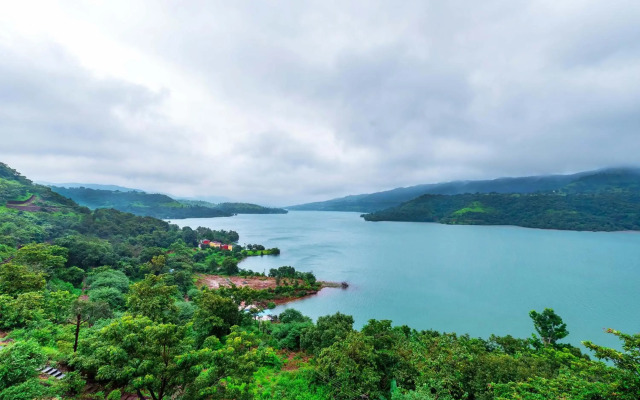 SaffronStays Riverdale, Mulshi - Lakefront villa with pool and mountain view